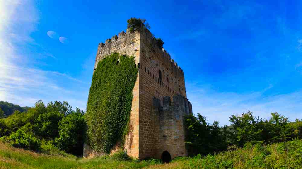 Torre de los Velasco en Espinosa de los Monteros - Viaje a Castilla y León en furgoneta camper de Van and to Discover