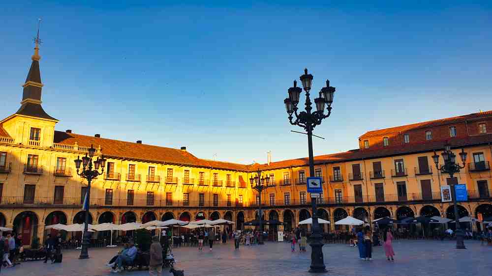 Plaza Mayor en el Barrio Húmedo de León - León en furgoneta camper