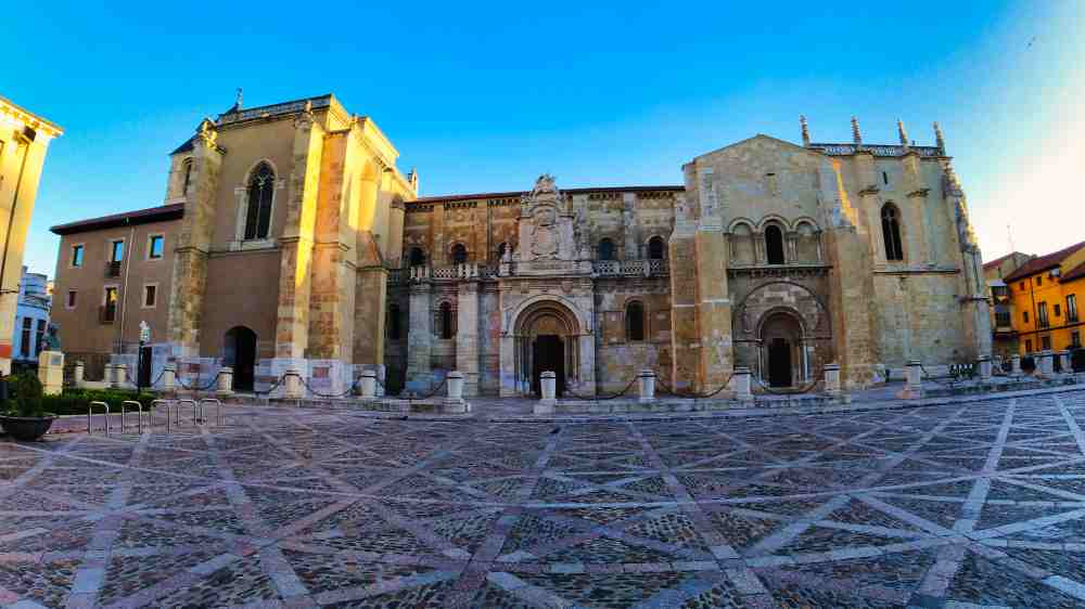 Fachada de la Real Colegiata de San Isidoro de León - Van and to Discover