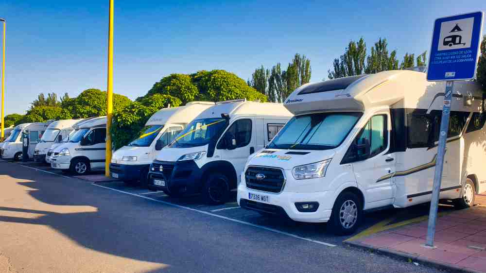 Furgoneta camper de Van and to Discover estacionada en el área de autocaravanas de León