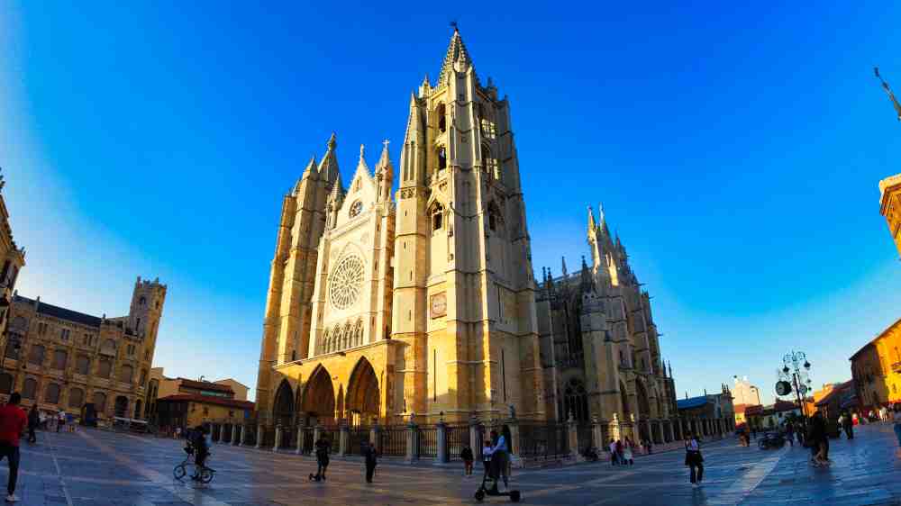 Catedral de León - Viaje de Van and to Discover a Castilla y León en furgoneta camper