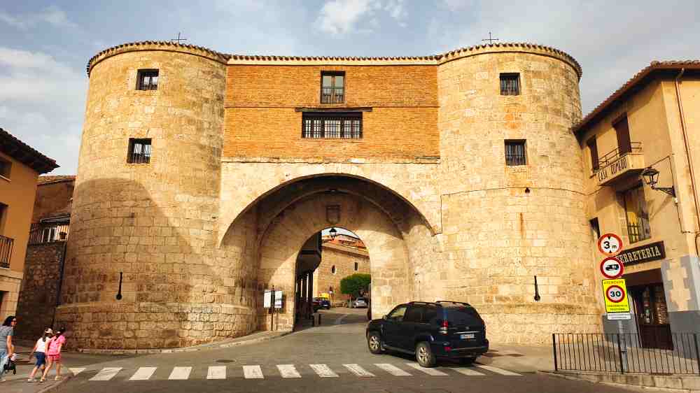 Puerta de entrada por el Arco de la Cárcel al casco histórico de Lerma - Van and to Discover