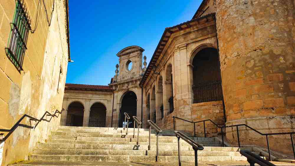 Escaleras y fachadas del casco histórico de Medina de Pomar - Ruta de Van and to Discover por Las Merindades en furgoneta camper