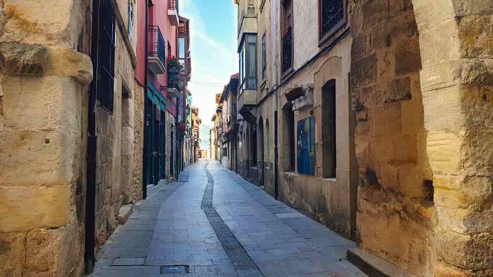 Calles del casco histรณrico de Medina de Pomar - Mejores pueblos de Burgos en furgoneta camper Van and to Discover