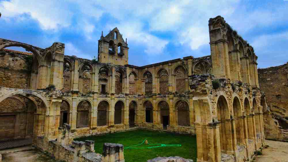 Vista completa de las ruinas del Monasterio de Santa María de Rioseco - Van and to Discover