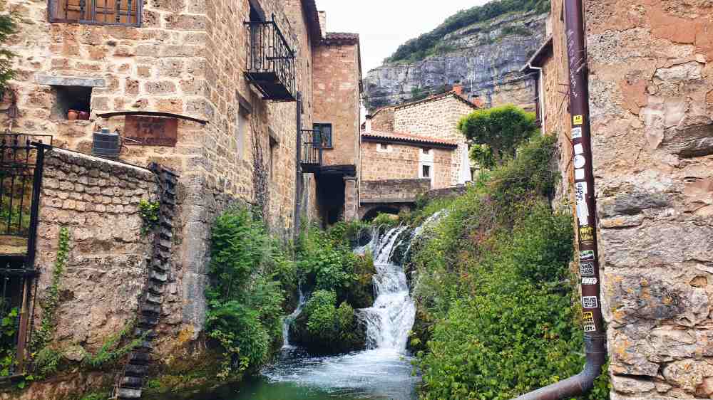 Cascada atravesando el casco antiguo de Orbaneja del Castillo - Van and to Discover