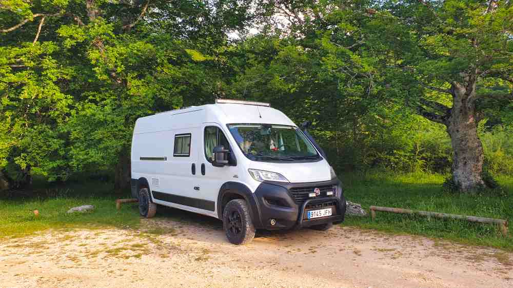 Furgoneta camper de Van and to Discover estacionada en el aparcamiento del Monte Santiago para visitar el Salto del Nervión