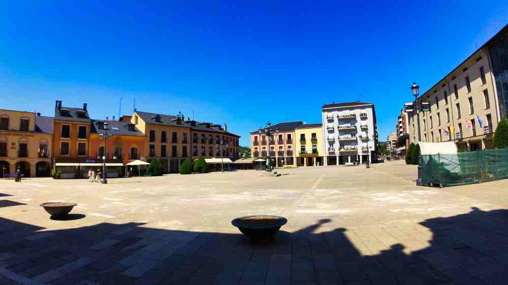 Plaza con construcciones típicas de Ponferrada