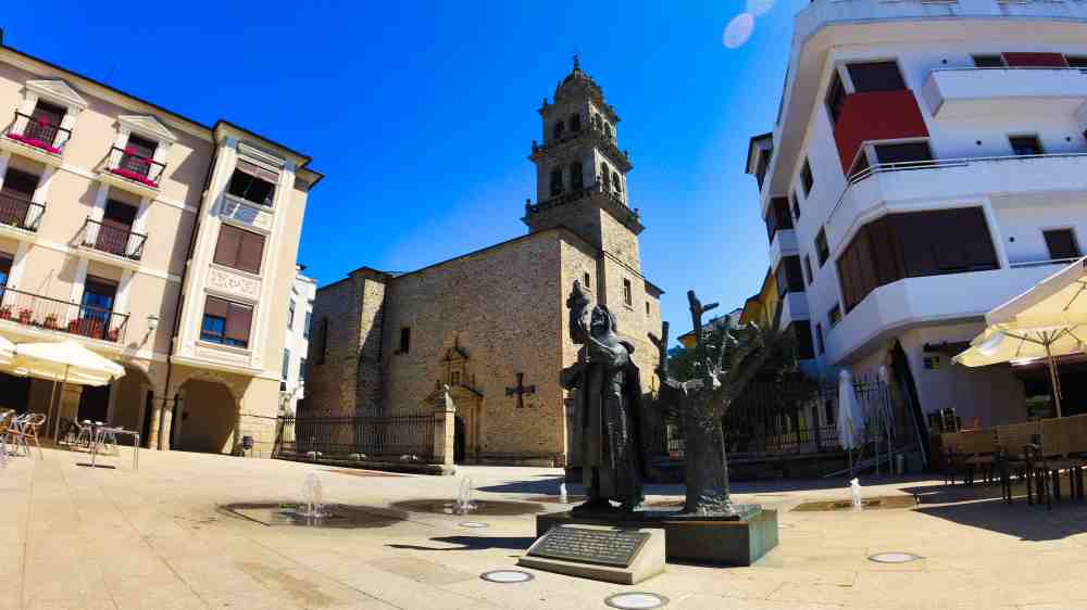 Basílica de la Virgen de la Encina en la Plaza Mayor de Ponferrada - Viaje a Castilla y León en furgoneta camper de Van and to Discover