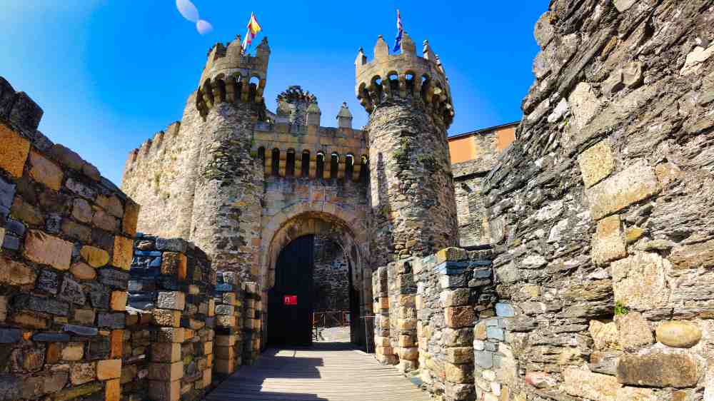 Entrada al Castillo de los Templarios en Ponferrada