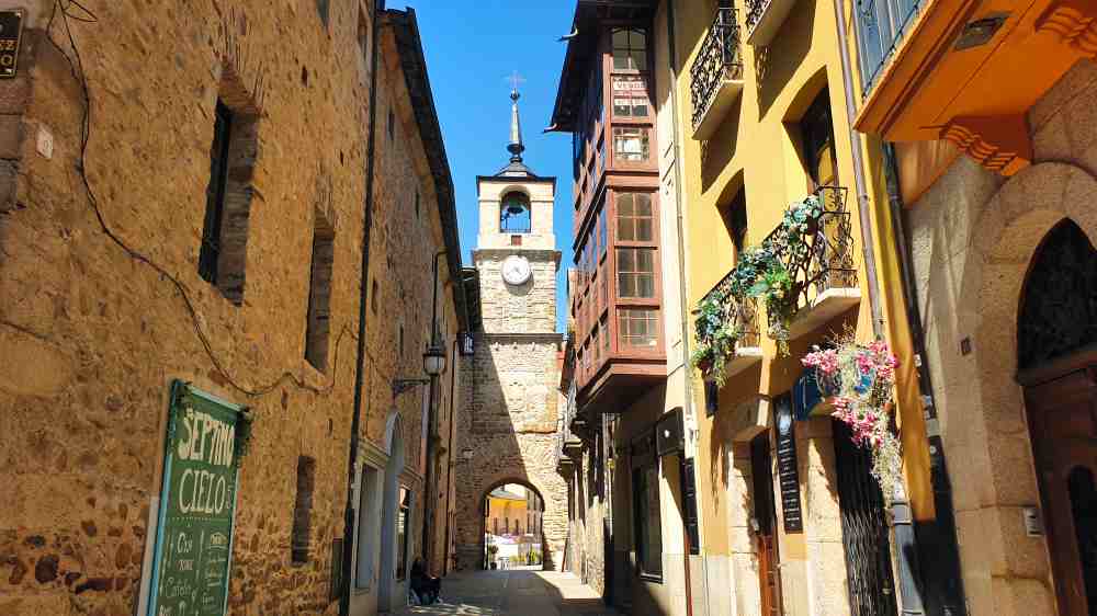 Torre del reloj desde una de las calles del casco histórico de Ponferrada