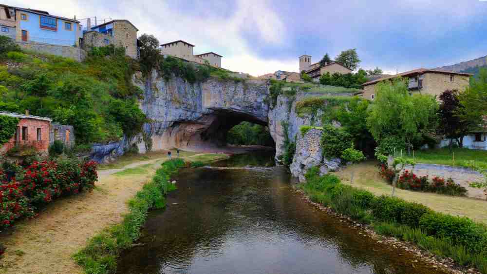 Puente de piedra natural sobre el que se construyรณ Puentedey - Van and to Discover