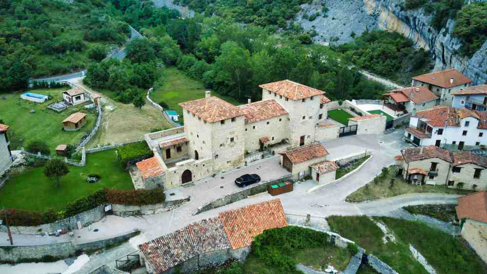 Casa Palacio de los Brizuela - Puentedey uno de los pueblos mรกs bonitos de Burgos en furgoneta camper Van and to Discover