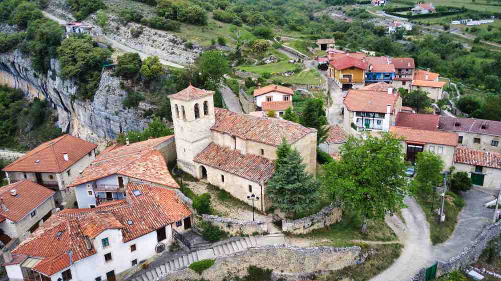 Fotografรญa aรฉrea de la Iglesia de San Pelayo en Puentedey - Van and to Discover