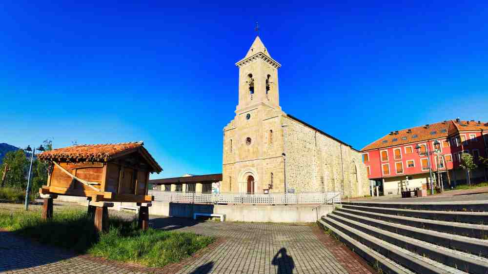 Iglesia de Riaño junto a una recreación de un hórreo en el pueblo nuevo de Riaño - Van and to Discover