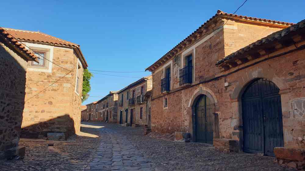Calle empedrada del casco histórico de Castrillo de los Polvazares - Ruta de Van and to Discover por los mejores pueblos de León en furgoneta camper