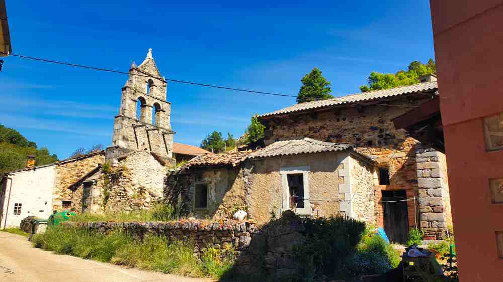 Antiguo campanario de la Iglesia de Crémenes uno de los mejores pueblos que ver en León en furgoneta camper