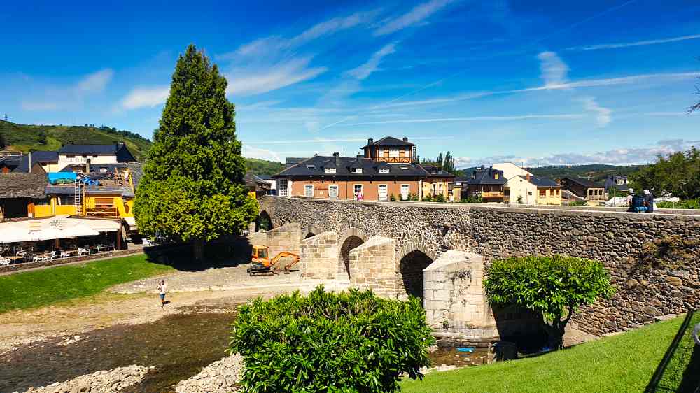 Puente de los peregrinos de Molinaseca - Pueblos más bonitos de León en furgoneta camper