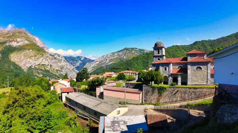 Vista del pueblo y entorno de Oseja de Sajambre uno de los pueblos más bonitos que ver en León en furgoneta camper