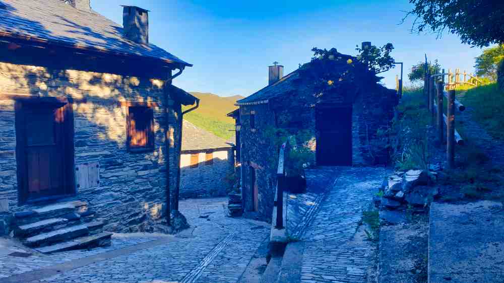 Calle empedrada con casas de arquitectura típica en Peñalba de Santiago uno de los pueblos más bonitos de León