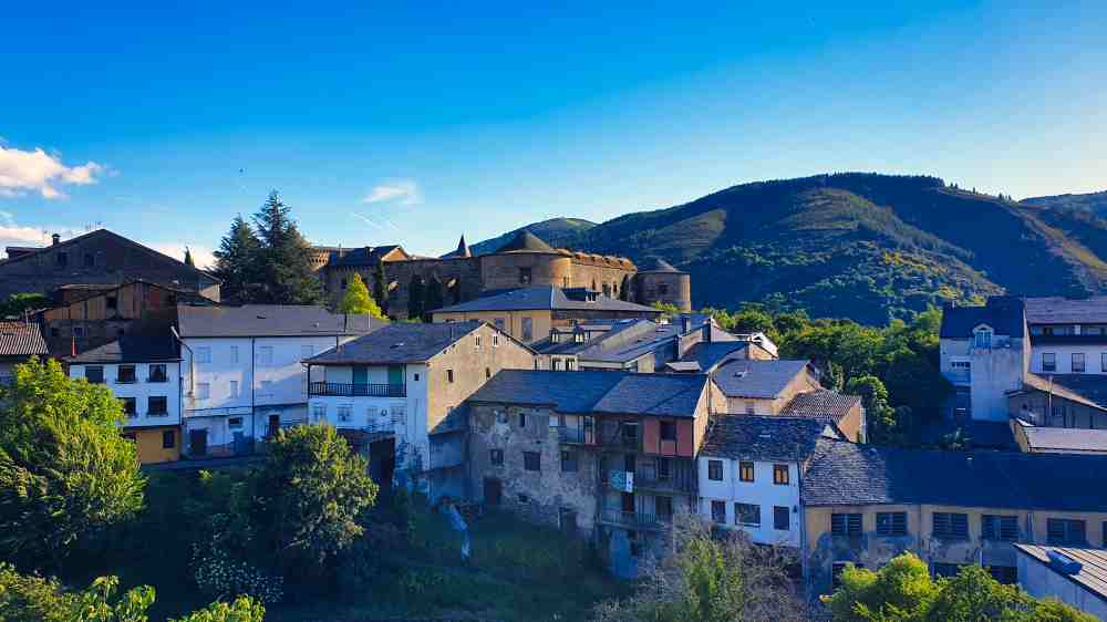 Vista de las casas y el castillo de Villafranca del Bierzo - Ruta de Van and to Discover por los pueblos más bonitos de León en furgoneta camper