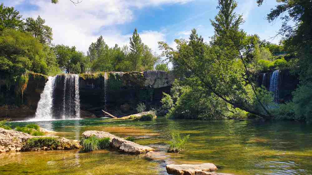 Salto de agua de la cascada del Peñón - Ruta de Van and to Discover por las mejores cascadas que ver en Burgos en furgoneta camper