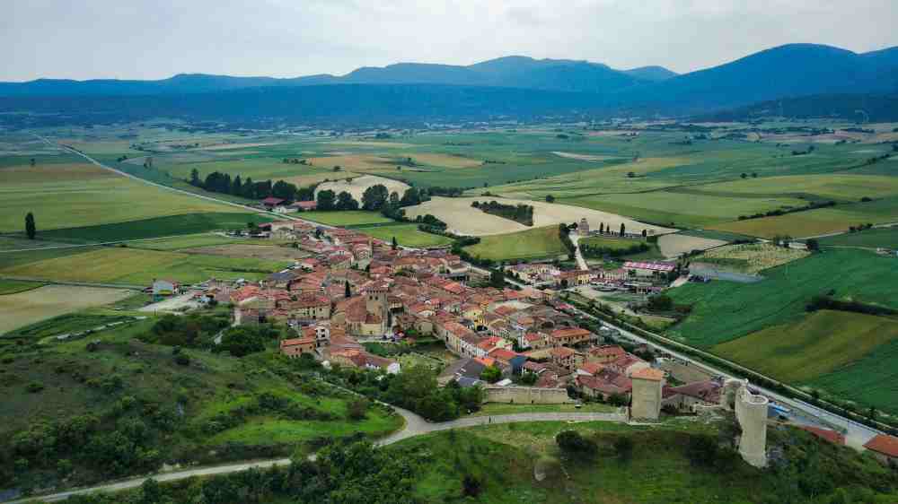 Vista aérea del pueblo medieval de Santa Gadea del Cid - Ruta de Van and to Discover por los mejores pueblos de Burgos en furgoneta camper