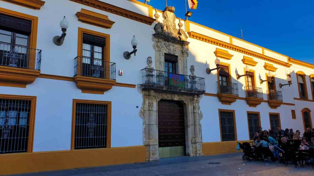 Fachada del Ayuntamiento de Utrera en el antiguo Palacio de los Condes de Vistahermosa
