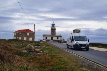 Furgoneta camper de Van and to Discover circulando por la carretera hacia el Faro de Corrubedo durante la ruta por Galicia en camper