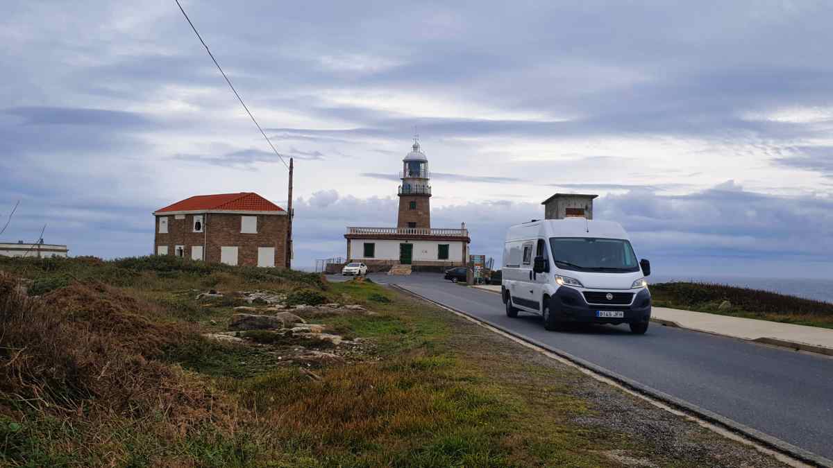 Furgoneta camper de Van and to Discover circulando por la carretera hacia el Faro de Corrubedo durante la ruta por Galicia en camper