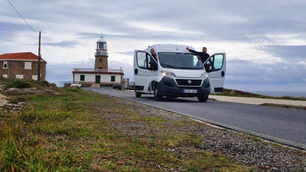 Juanma y Elena de Van and to Discover en las puertas de su furgoneta camper en Faro Touriñan durante su ruta por Galicia