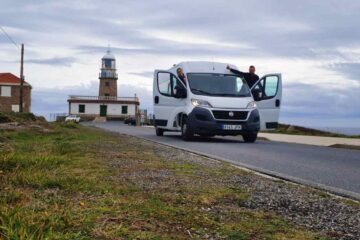 Juanma y Elena de Van and to Discover en las puertas de su furgoneta camper en Faro Touriñan durante su ruta por Galicia