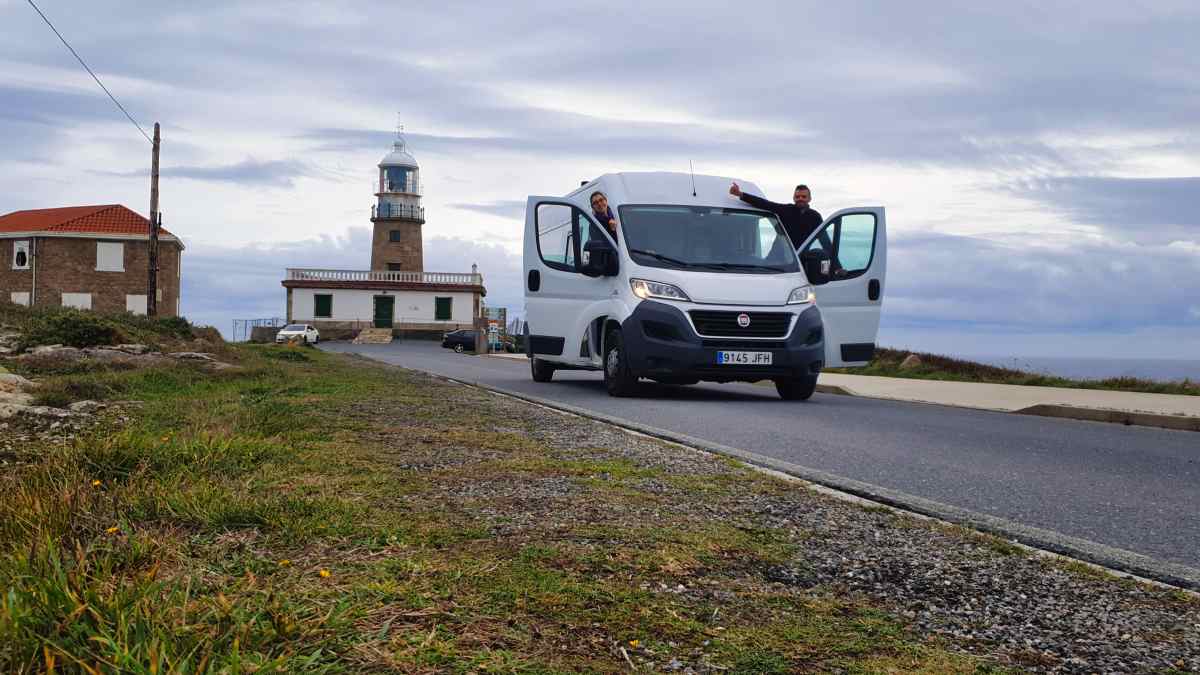 Juanma y Elena de Van and to Discover en las puertas de su furgoneta camper en Faro Touriñan durante su ruta por Galicia