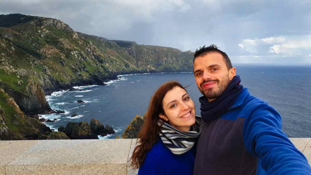 Juanma y Elena de Van and to Discover en los acantilados del océano Atlántico de Galicia en furgoneta camper
