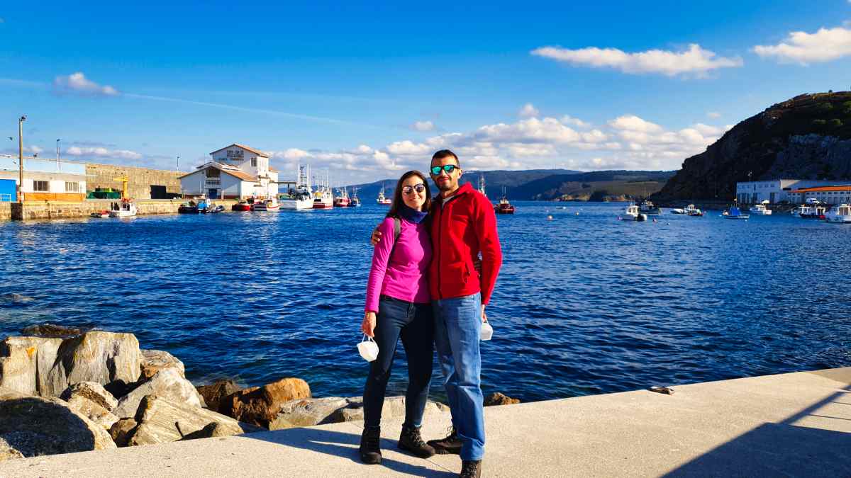 Juanma y Elena de Van and to Discover visitando el puerto de Malpica en su recorrido por Galicia en furgoneta camper