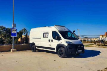 Furgoneta camper de Van and to Discover estacionada en el parking de autocaravanas de Marchena