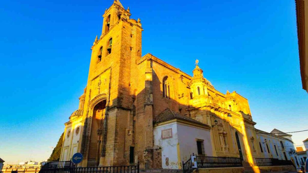 Ruta por Andalucía en furgoneta camper con vistas a la Iglesia de Santa María de la Mesa en Utrera