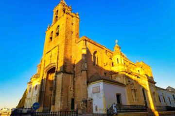 Ruta por Andalucía en furgoneta camper con vistas a la Iglesia de Santa María de la Mesa en Utrera