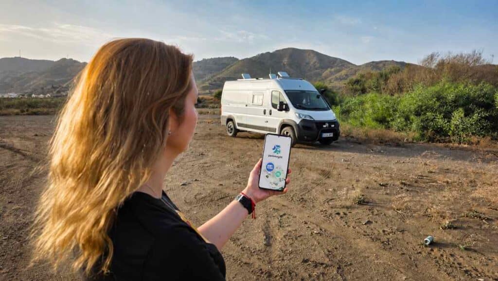 Elena de Van and to Discover consultando los lugares recomendados para pernoctar en furgoneta camper en la app de Park4night