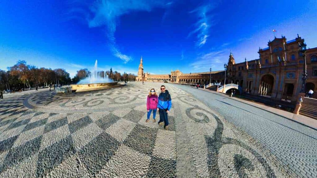 Juanma y Elena de Van and to Discover en la Plaza de España durante una ruta por Sevilla en furgoneta camper
