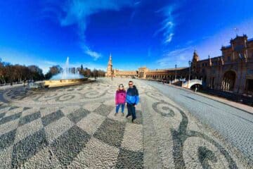 Juanma y Elena de Van and to Discover en la Plaza de España durante una ruta por Sevilla en furgoneta camper