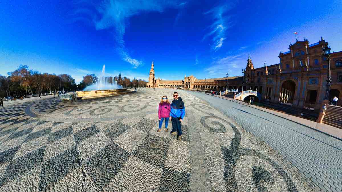 Juanma y Elena de Van and to Discover en la Plaza de España durante una ruta por Sevilla en furgoneta camper