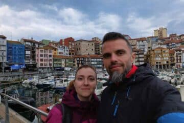 Juanma y Elena de Van and to Discover visitando Bermeo uno de los mejores pueblos que ver en País Vasco en furgoneta camper
