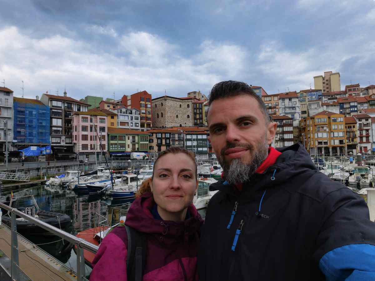 Juanma y Elena de Van and to Discover visitando Bermeo uno de los mejores pueblos que ver en País Vasco en furgoneta camper