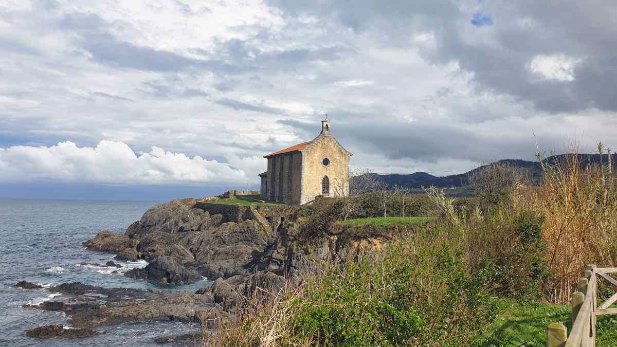 Ermita de Santa Catalina uno de los lugares más bonitos que ver en Mundaka en furgoneta camper